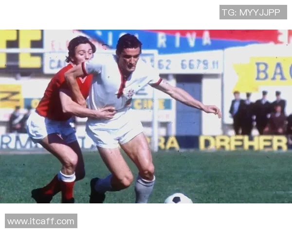 90年代足球传奇球星合照集结,回顾经典时刻与辉煌岁月 90年代足球传奇球星合照集结,回顾经典时刻与辉煌岁月