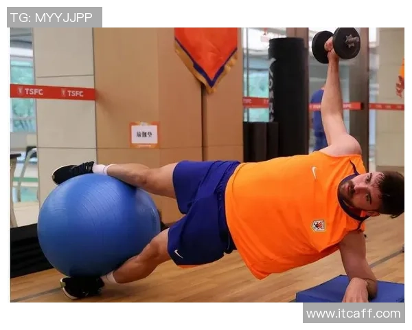 专注背影瞬间展现足球明星独特魅力与拼搏精神